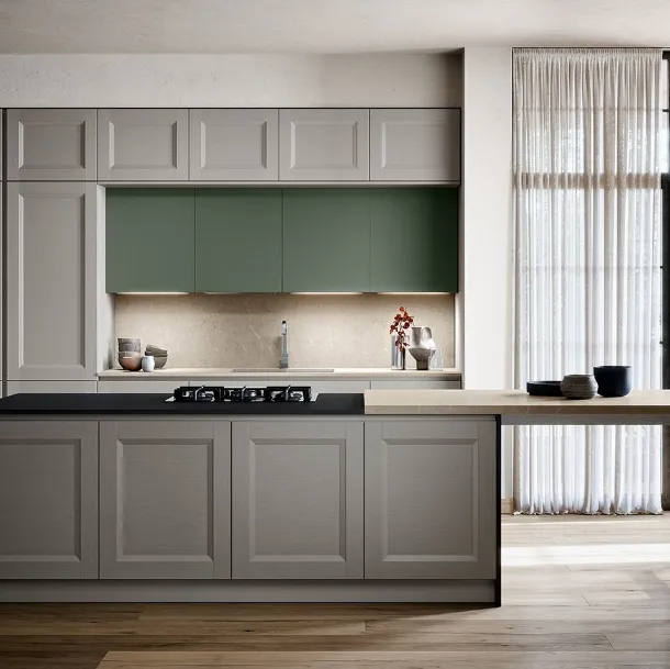 Cucina Moderna con isola Asia in materico laccato ardesia e laccato opaco verde bosco di Forma la cucina