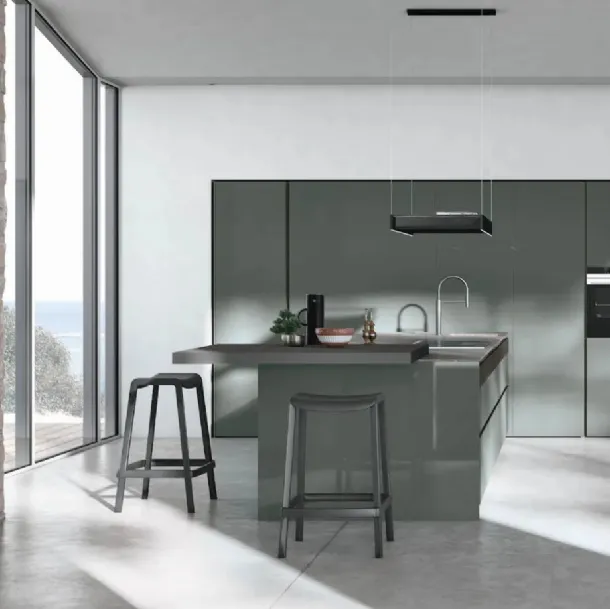 Cucina Moderna con isola Color Trend v07 in laccato lucido Asparago con top in Neolith Wulong e piano snack in Fenix Grigio Londra con inserto in Rovere Termocotto Cannettato di Stosa