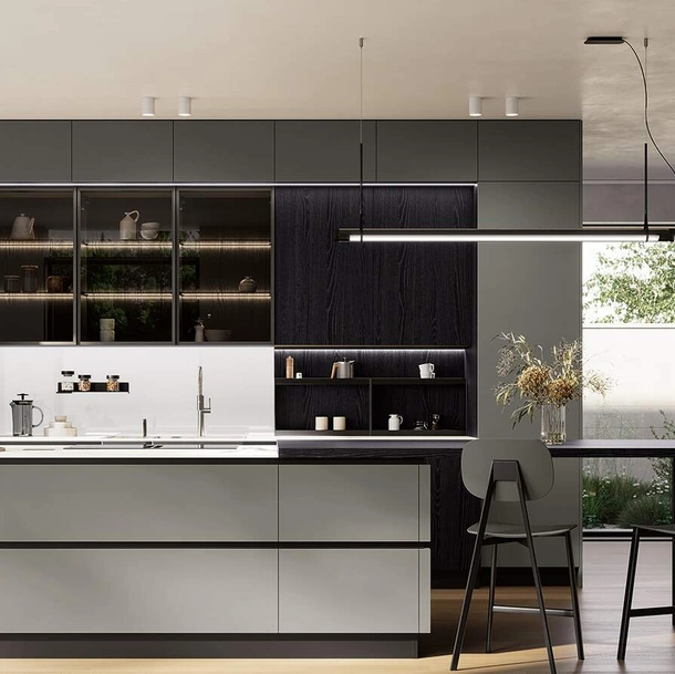 Cucina Moderna con isola Domino Composizione 07 in laccato grigio ferro e melaminico rovere nero di Prima Cucine