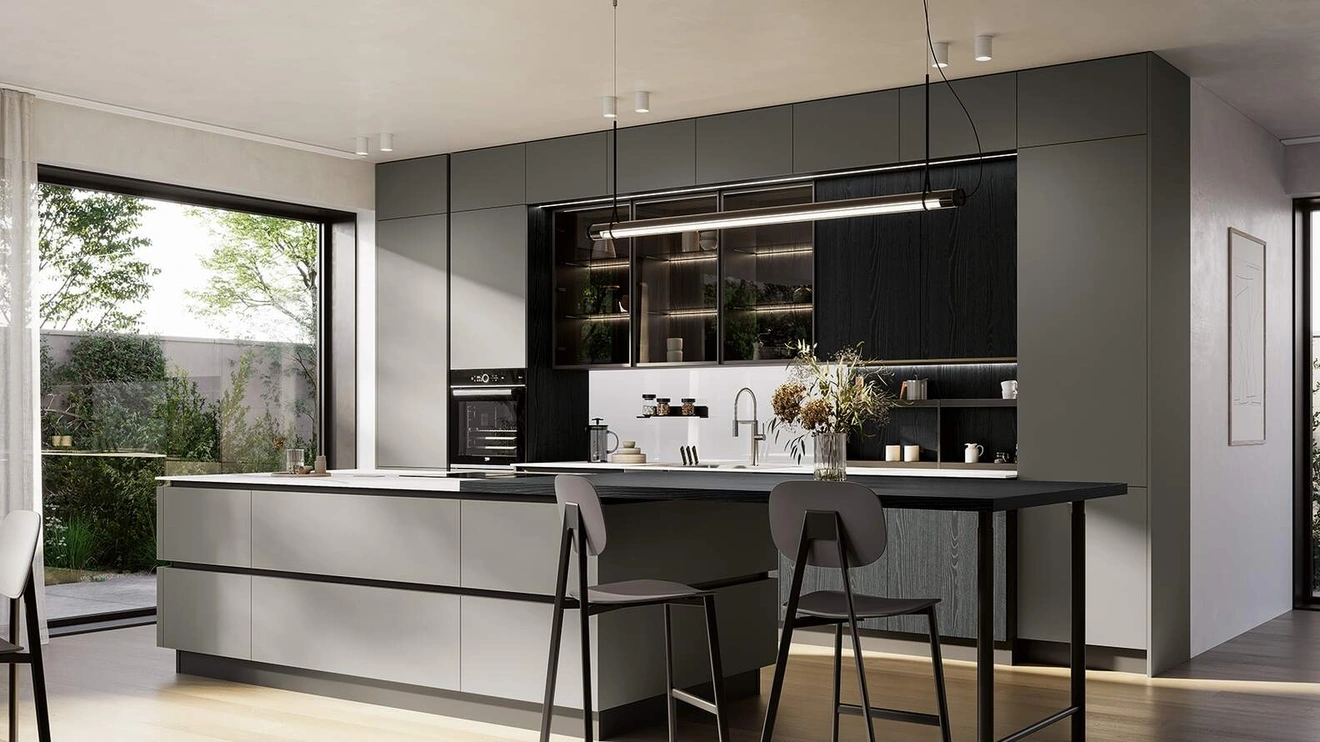 Cucina Moderna con isola Domino Composizione 07 in laccato grigio ferro e melaminico rovere nero di Prima Cucine