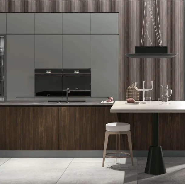 Cucina Moderna con isola Karma v08 in Termo Strutturato Rovere Corteccia e colonne in laccato opaco Timo di Stosa