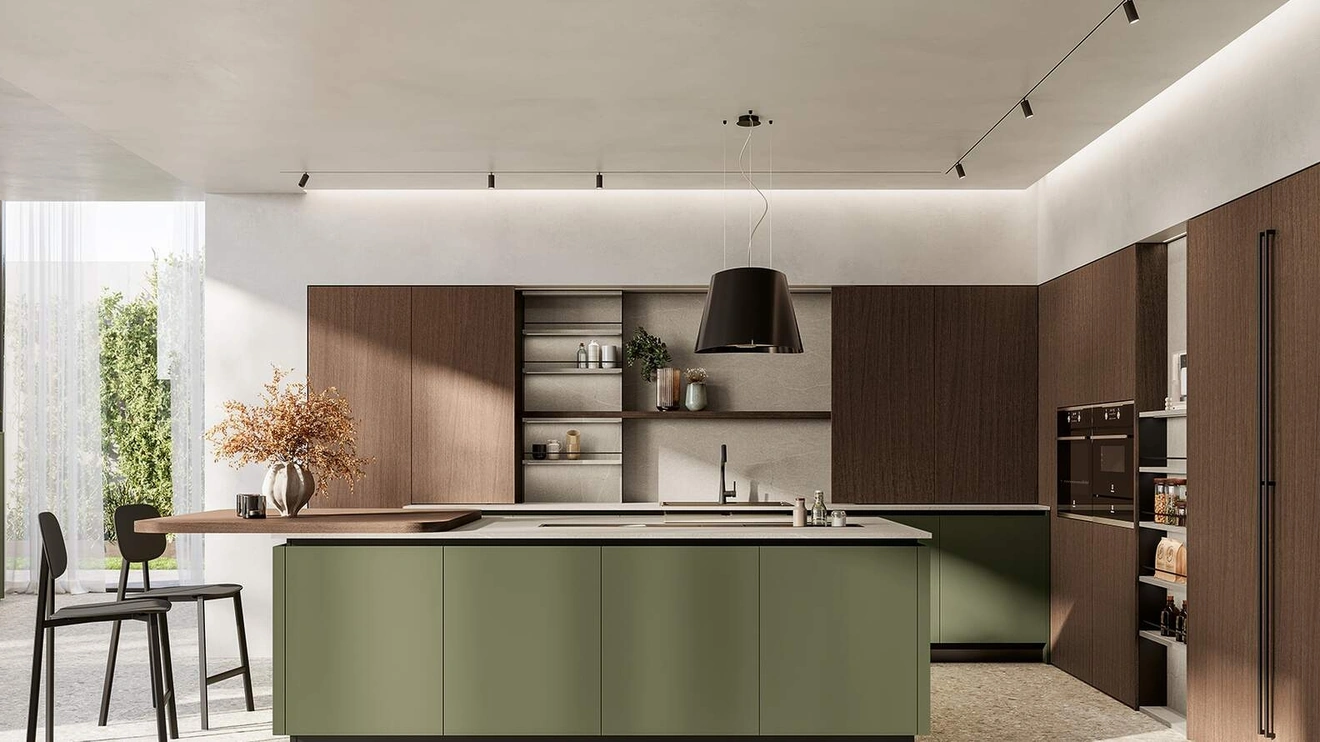 Cucina Moderna con isola Domino Composizione 04 in verde bosco e legno di Prima Cucine