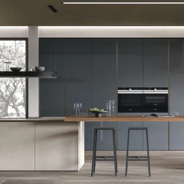 Cucina Moderna con isola Aliant v04 in Neolith Pietra di Luna Silk, piano snack in Noce Elegant Cannettato e colonne in Vetro lucido Bromo di Stosa