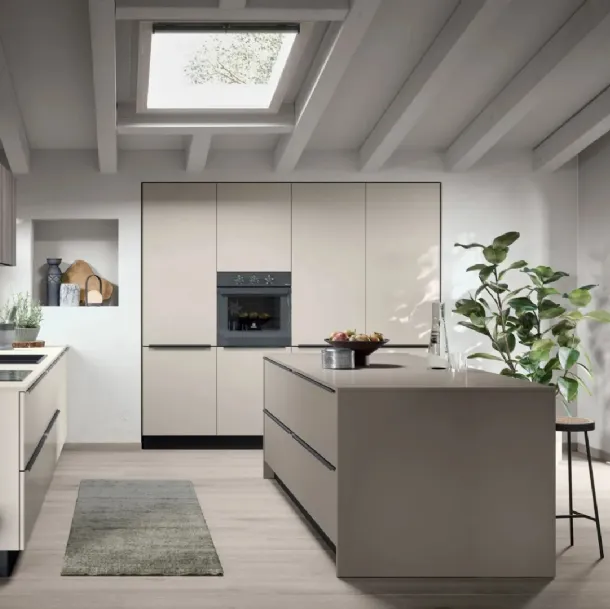 Cucina Moderna con isola Karma v08 in Termo Strutturato Rovere Corteccia e colonne in laccato opaco Timo di Stosa