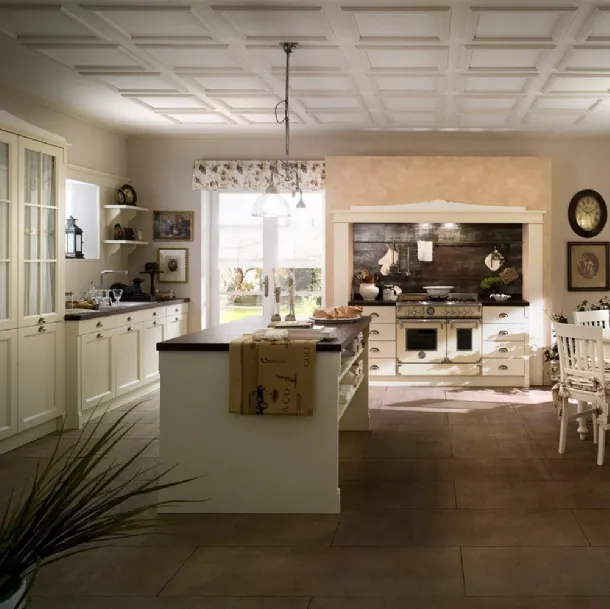 Cucina Shabby Chic con isola in legno laccato con pensili a vetrina Sweet Kitchen English Style di Callesella