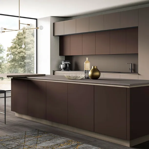 Cucina su misura con isola Eos in Glass Visone e Marrone di Evo Cucine