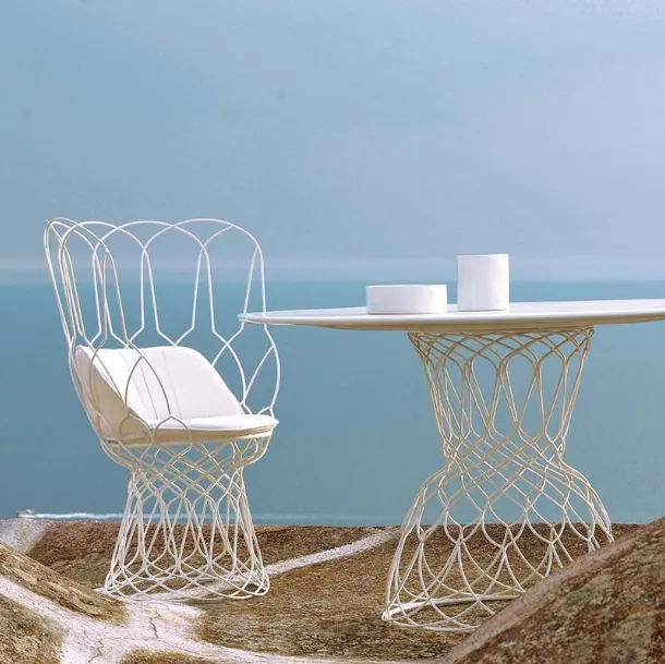Poltroncina e tavolo in acciaio laccato bianco Re Trouvé di Emu