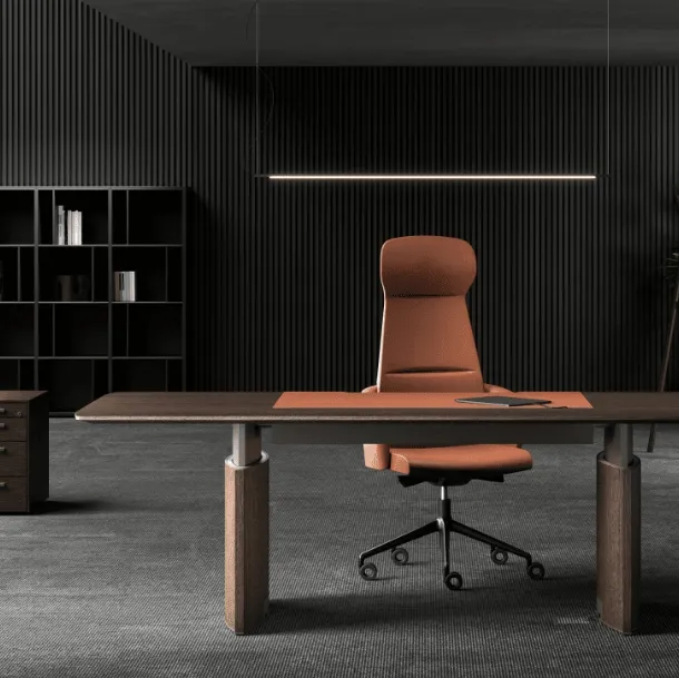 Scrivania direzionale regolabile in altezza Eleva in legno con inserto in pelle di Bralco